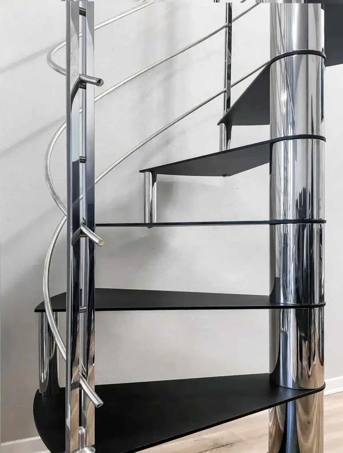 gradino sottile in metallo per scala a chiocciola