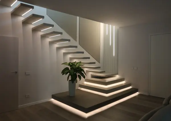 Scala sospesa moderna con gradini resinati a sbalzo dal muro