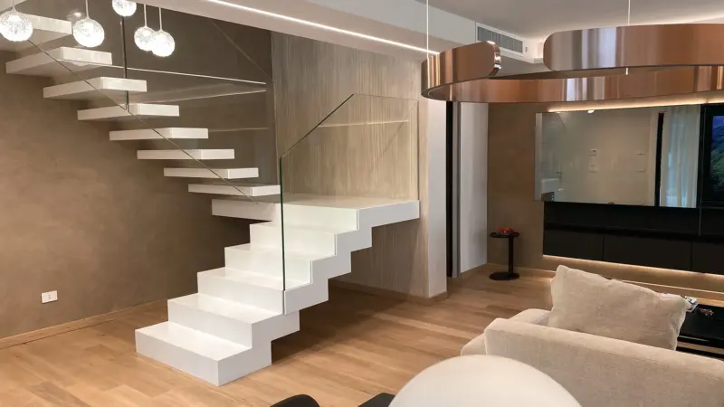 scala di lusso realizzata in villa a Milano