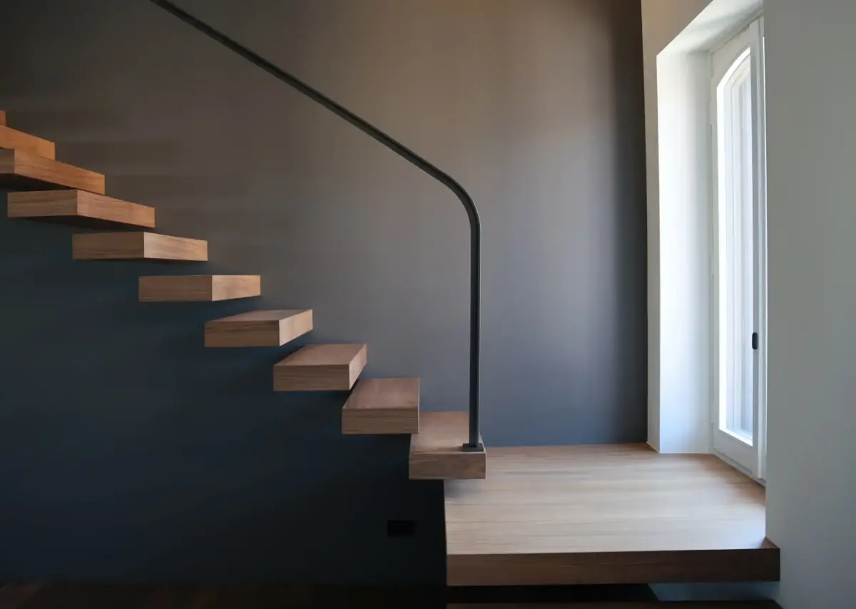 gradini cantilever a sbalzo con corrimano minimale