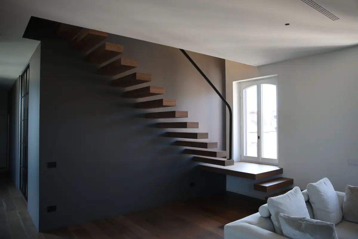 scala a sbalzo in noce con corrimano metallo