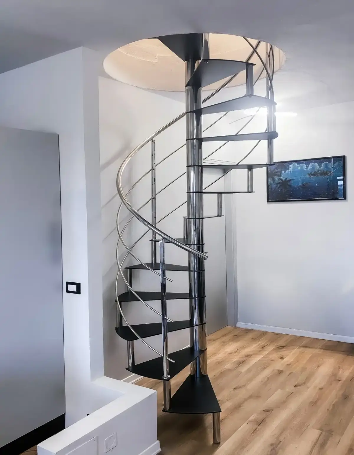 Scala a chiocciola con gradini sottili in metallo e acciaio inox