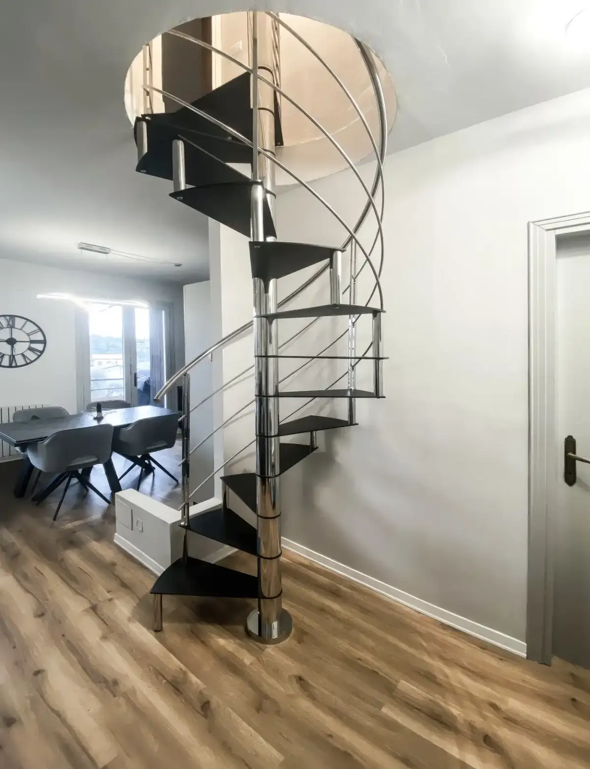 scala a chiocciola moderna in metallo