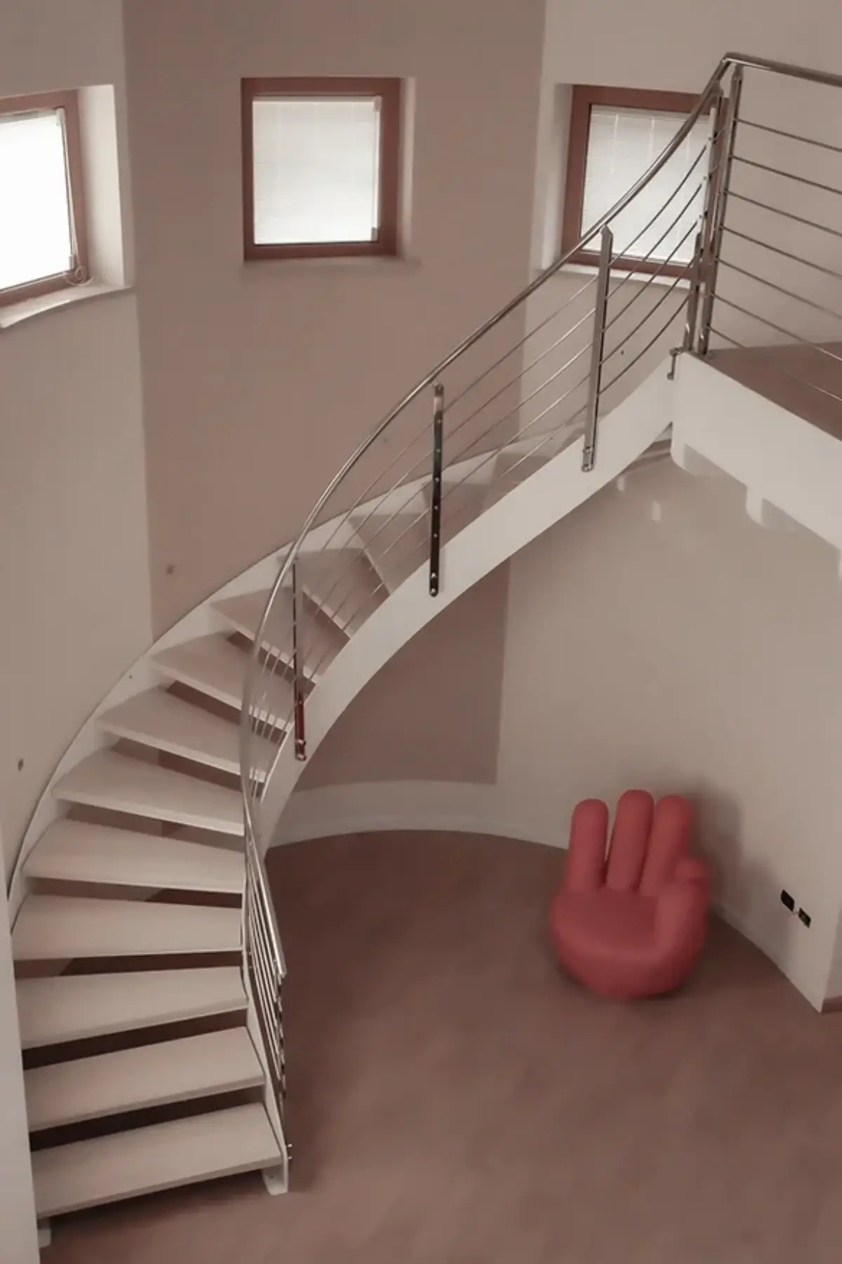 scala elicoidale di grande diametro in acciaio e legno