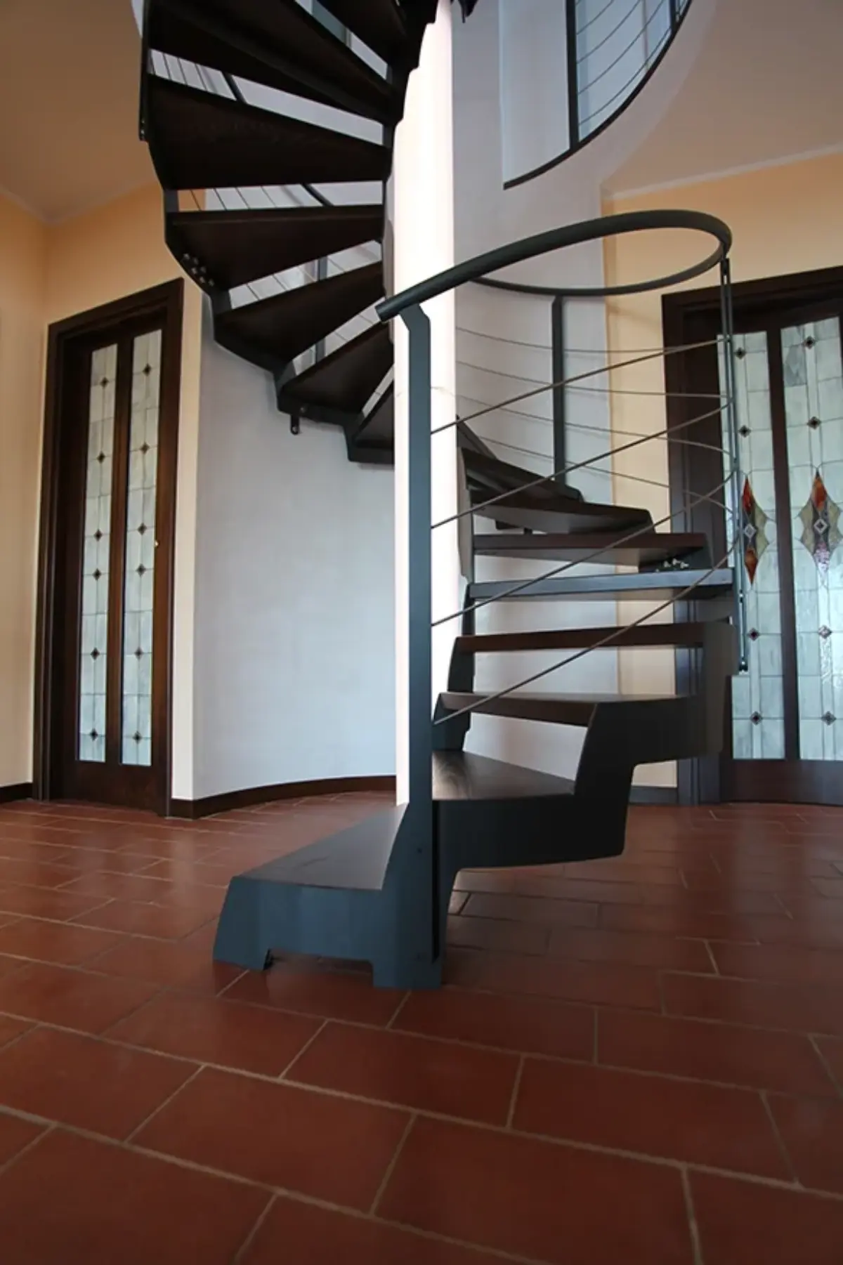 scala elicoidale con struttura in metallo e gradini in legno rovere scuro