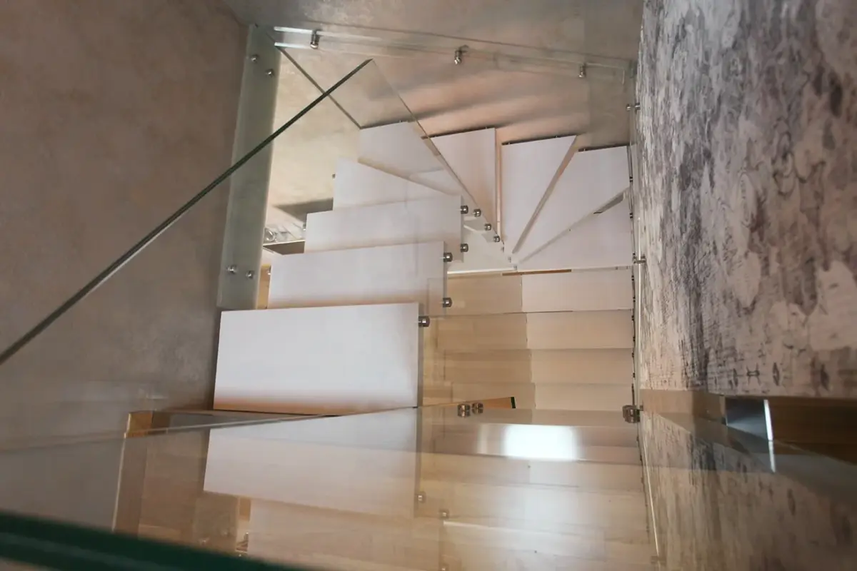 scala a sbalzo a chiocciola, stile moderno vista da sopra. Padova