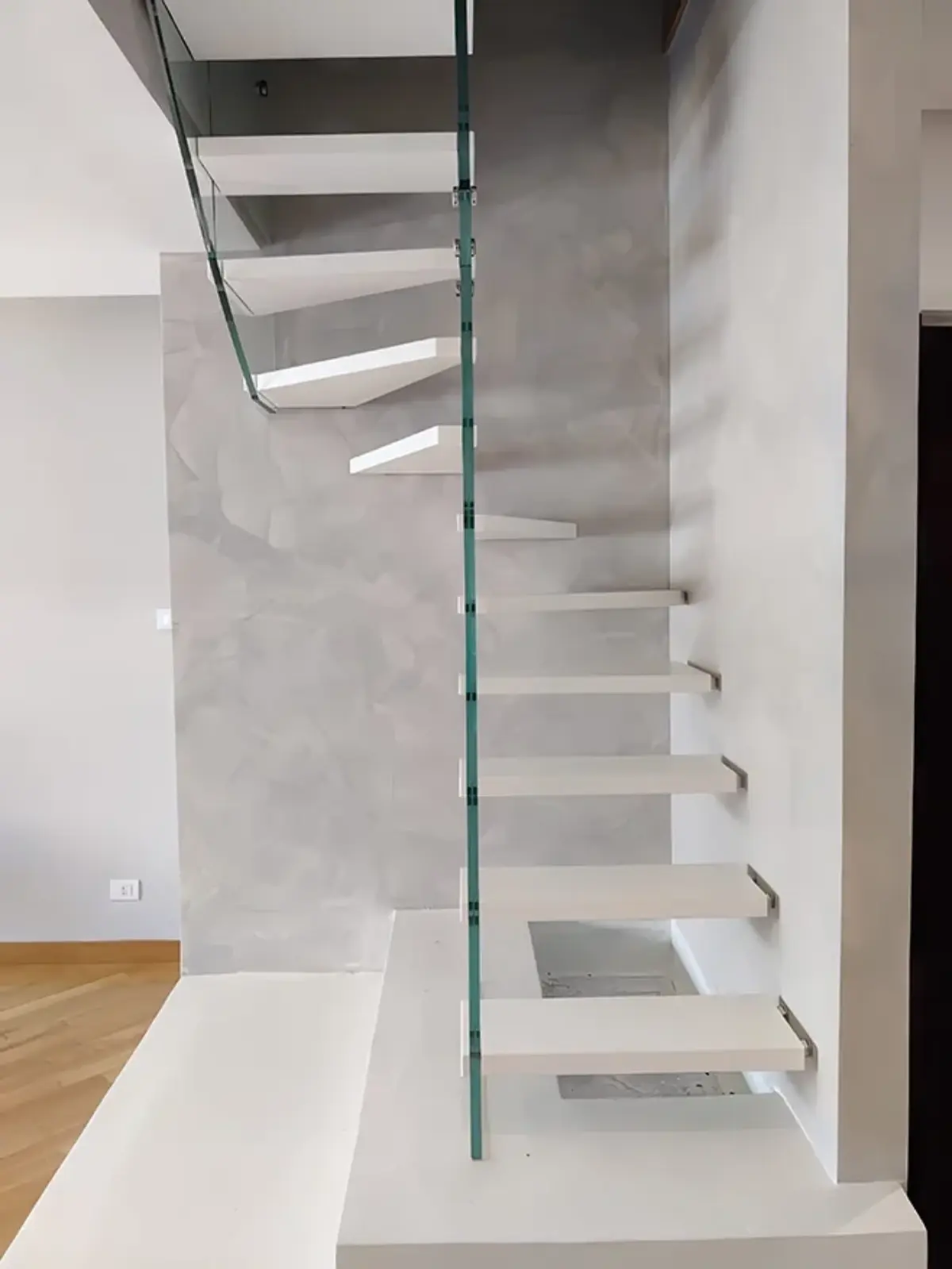 scala a sbalzo a chiocciola, stile moderno. Roma