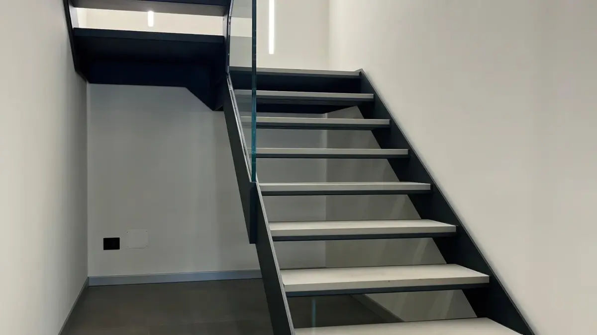 scala in metallo con rivestimento dei gradini in gres