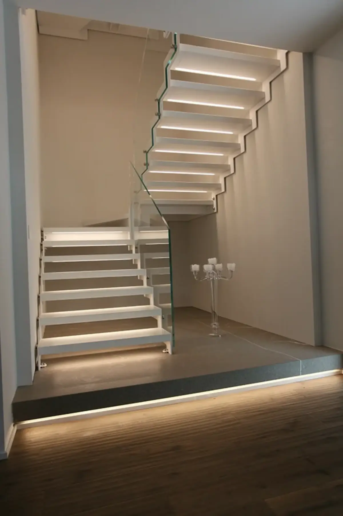 scala ad U in metallo bianco, con gradini illuminati