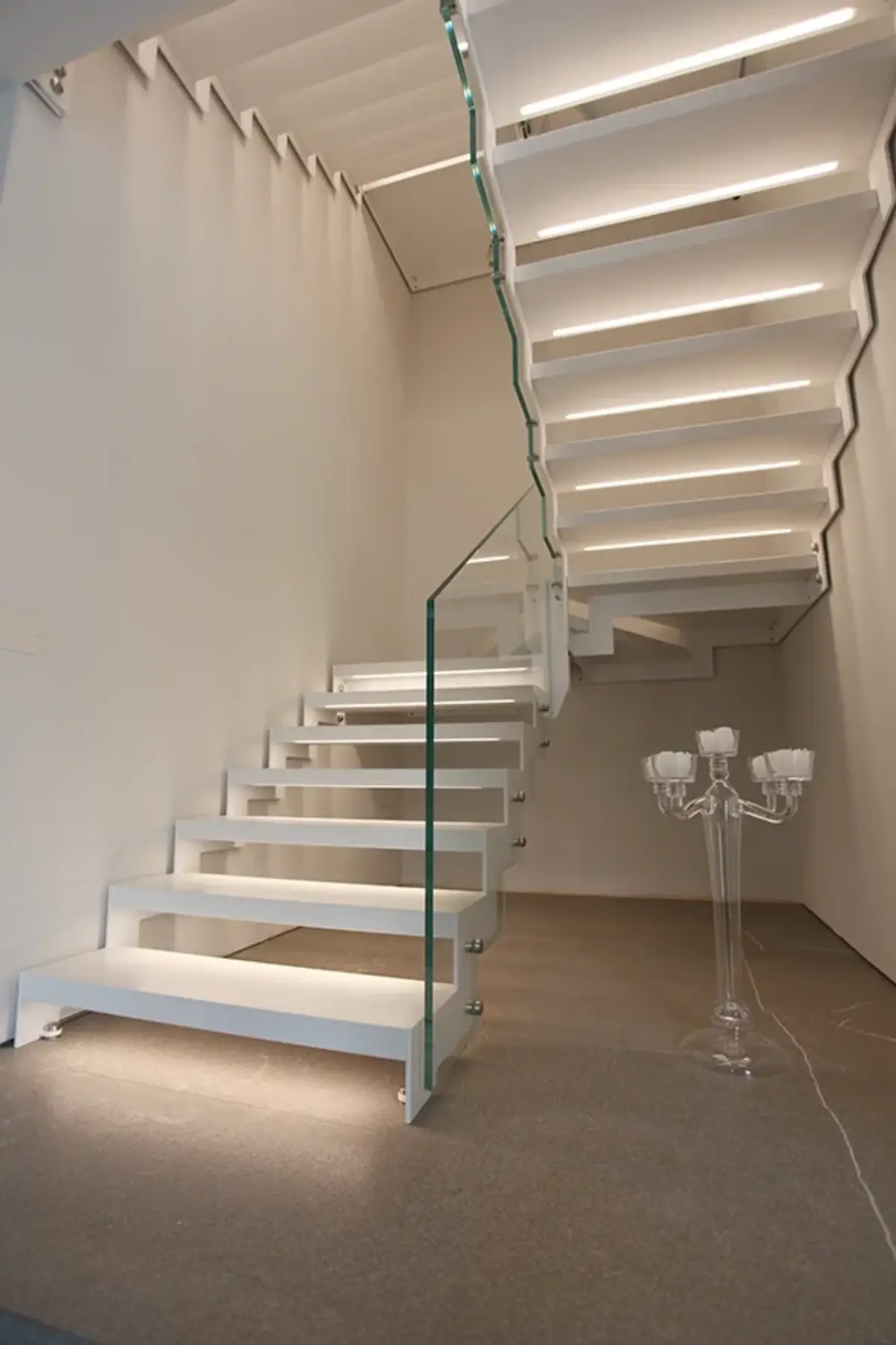 scala a rampa con struttura in acciaio bianco e gradini laccati con led