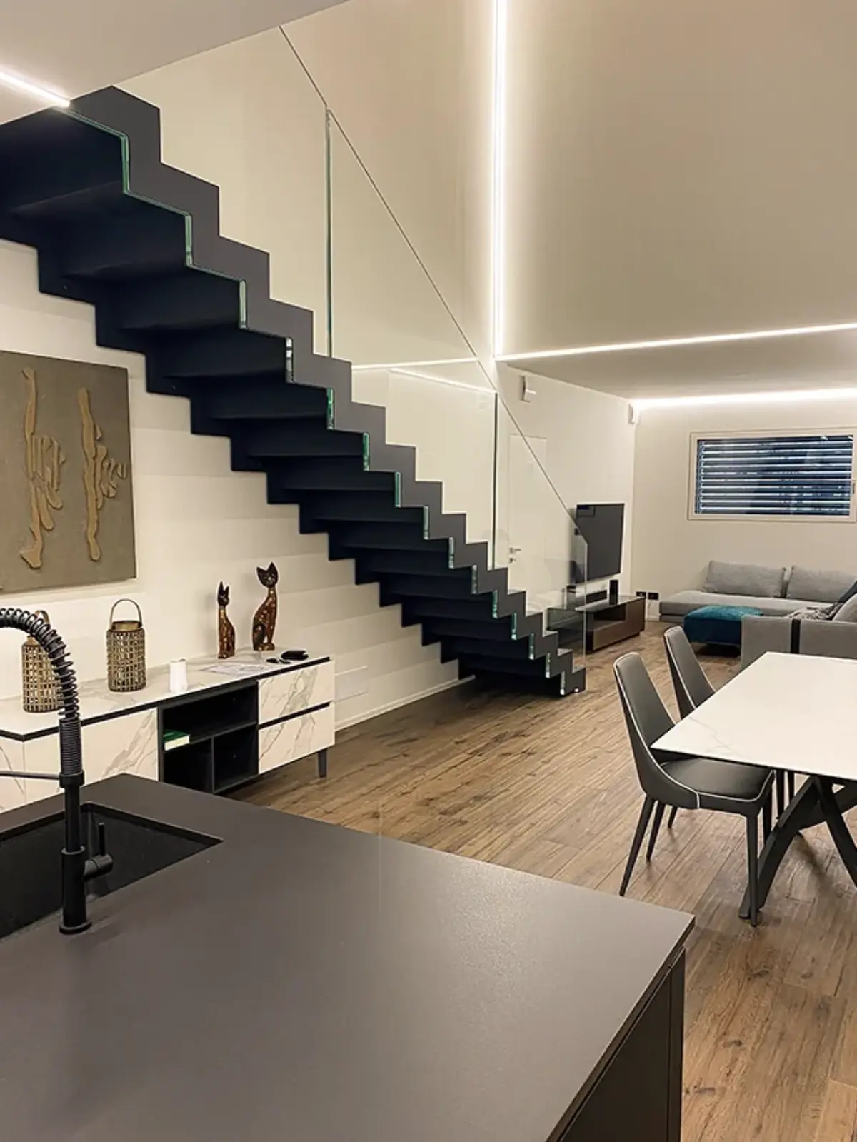 scala con alzate laccate nero