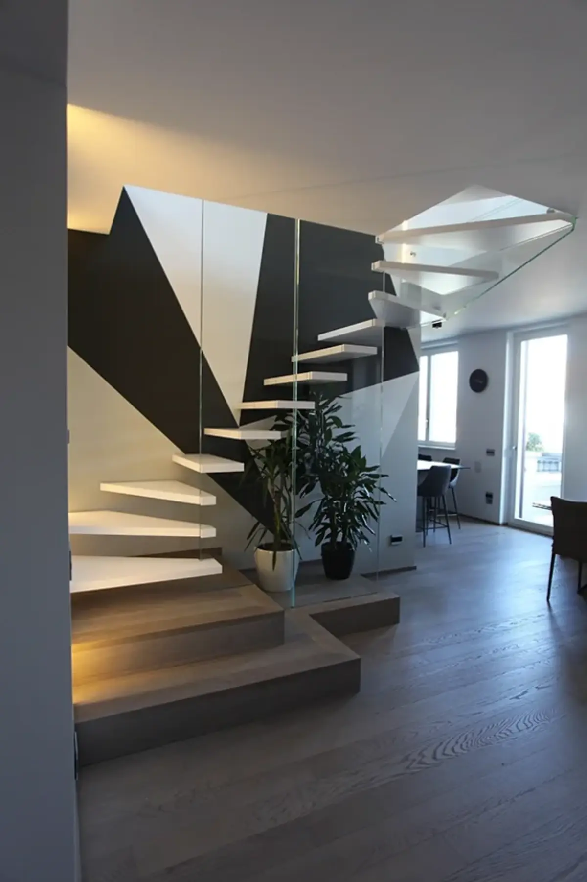 scala a sbalzo con vetri strutturali