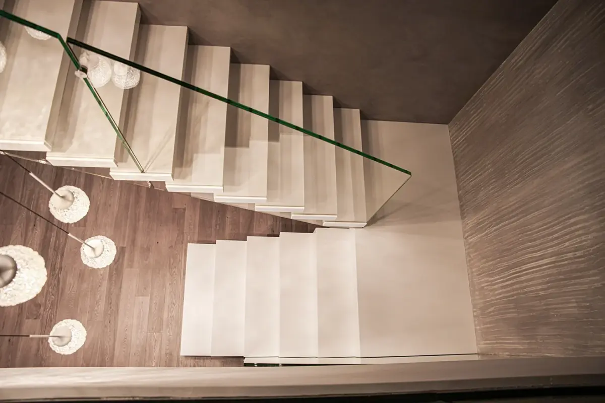 Scala autoportante in monoblocco con lampadario a cascata