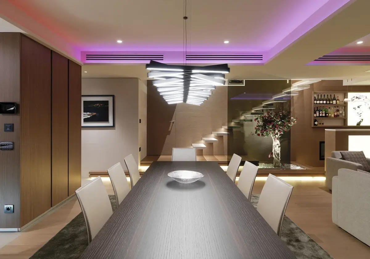 scala autoportante a sbalzo con gradini in corian all'interno del salone di una villa