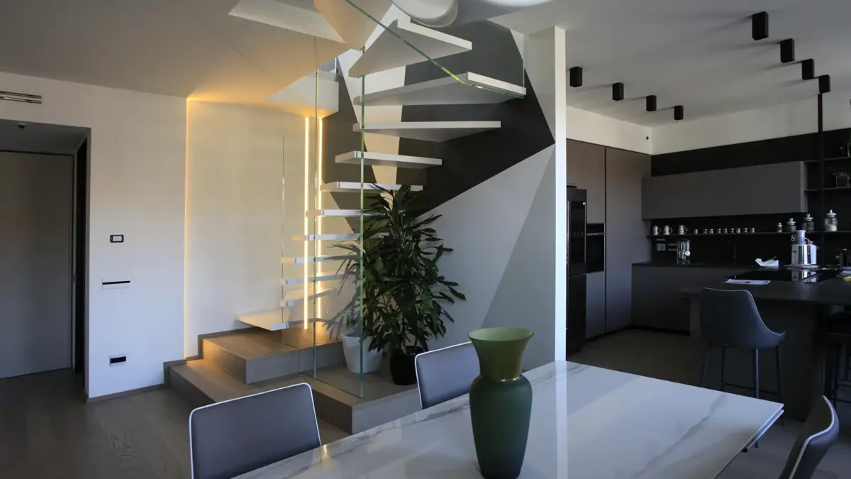 scala a sbalzo con vetri a soffitto, moderna ed elegante