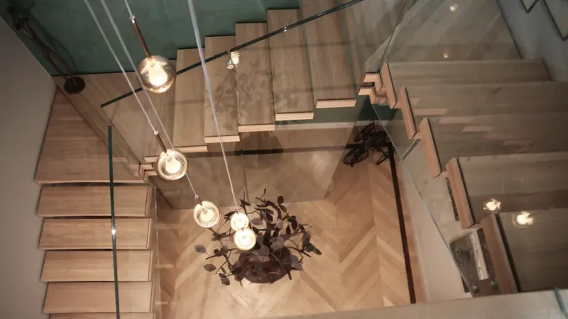 scala sbalzo con gradini in rovere vista dall'alto