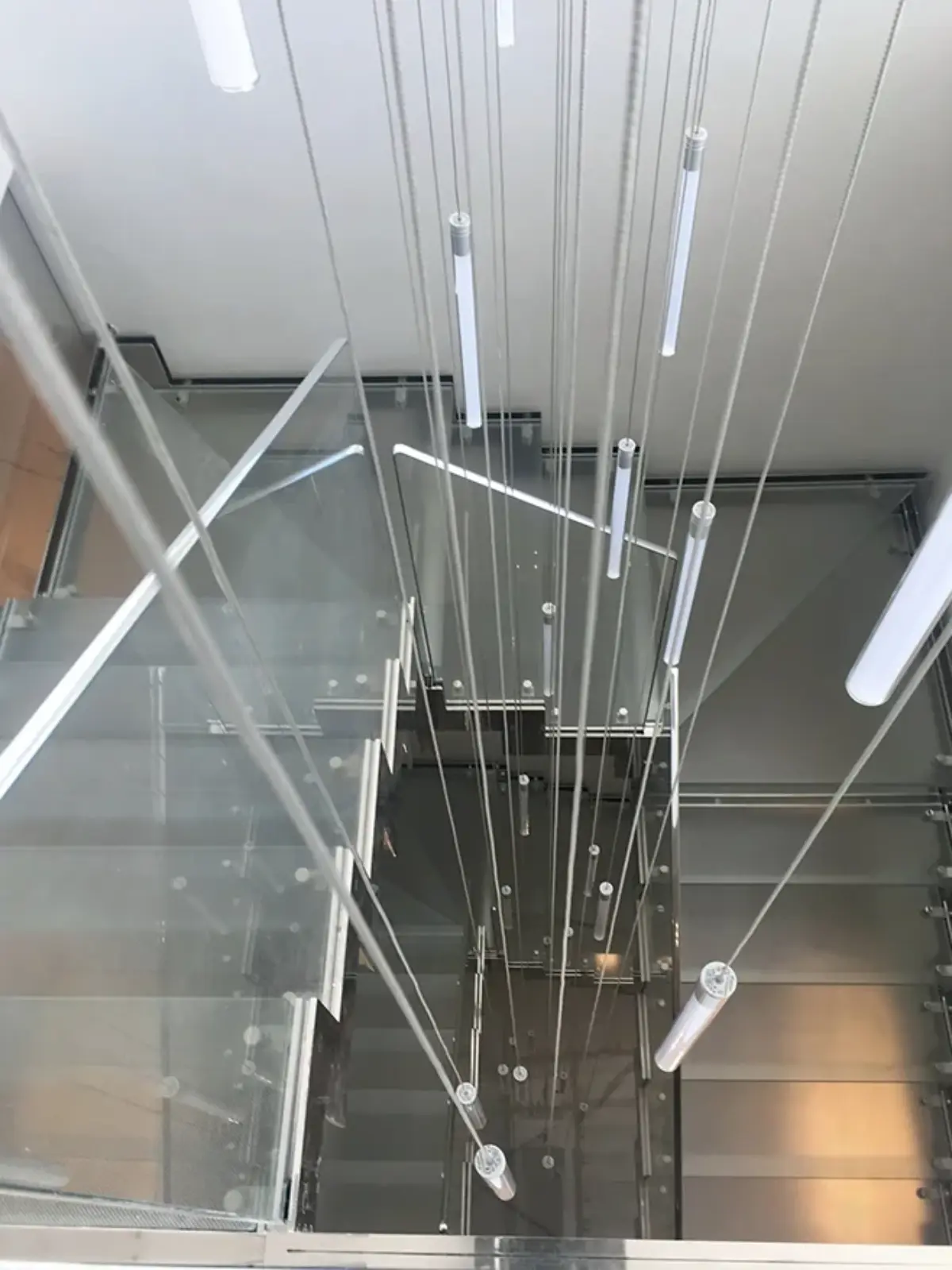 scala lussuosa in acciaio lucido e gradini in vetro
