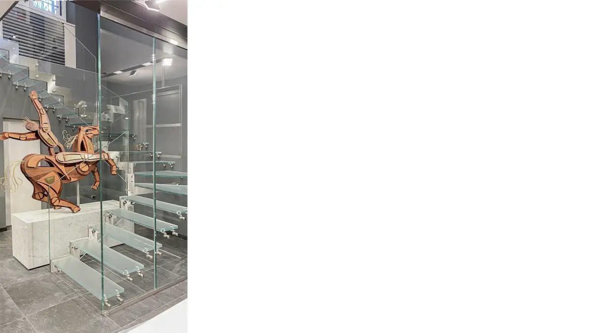 scala in vetro extrachiaro, con gradini e strutture in vetro